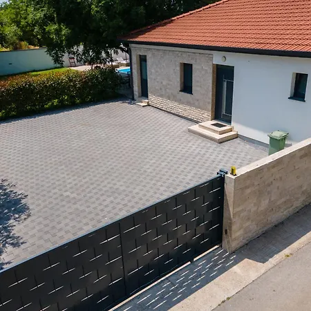 Elena Villa *